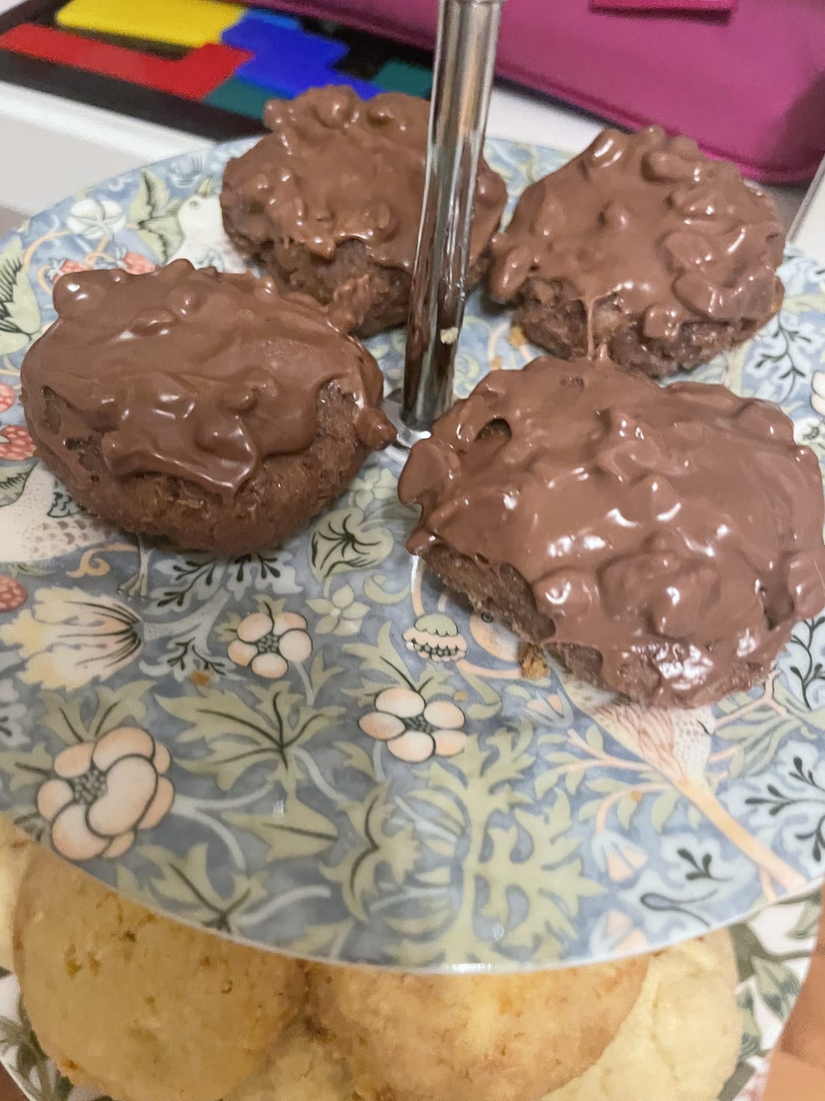 Ein Bild von 4 Schokoladen-Keksen die mit einer Schokolade mit Stückchen überzogen ist.